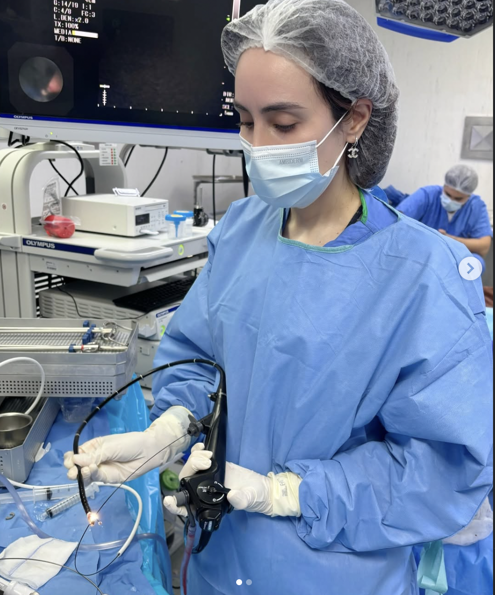 Dra. Olivia Sánchez Cabral realizando broncoscopia